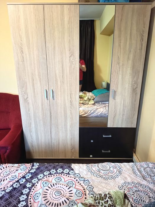 Vând șifonier cu 4 uși plus bibliotecă living