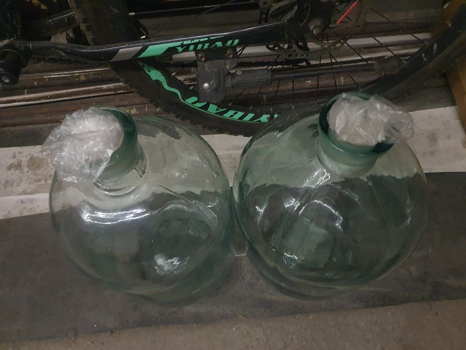 Продам бутыли 10л. 2шт