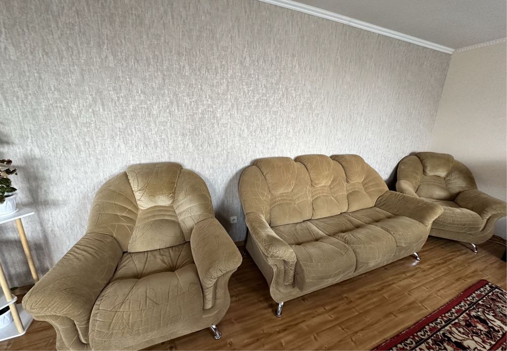 Продам диван и два кресла