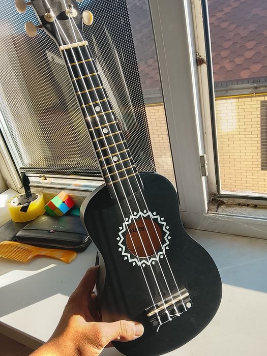 Укулеле маленький