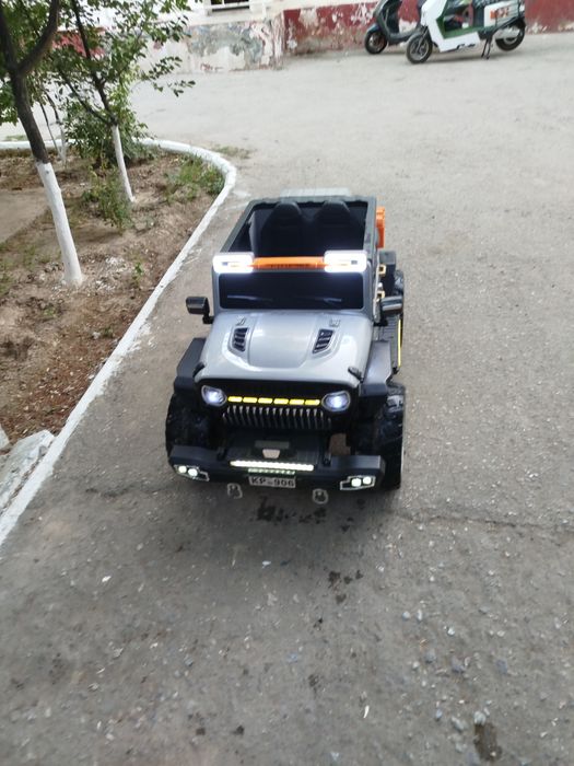 Bolalar akkumulyatorli moshina pultli deyarli yangi