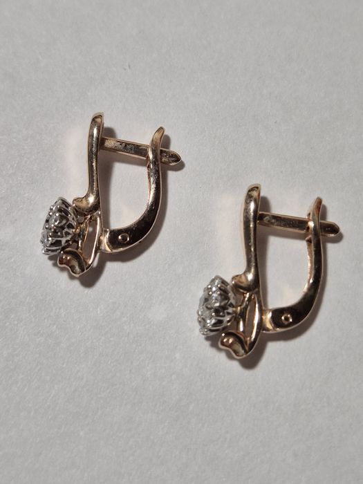 Продам золотые серьги с бриллиантами