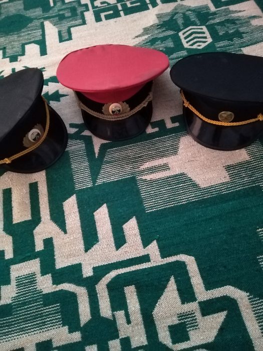 Фуражки и снимки с рамки