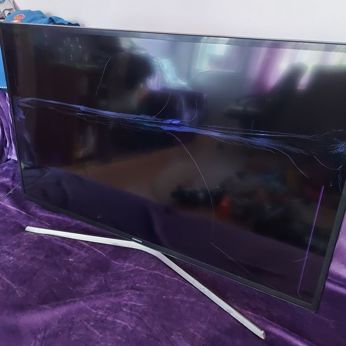 Vând TV smart Samsung diagonala 108cm display crapat..