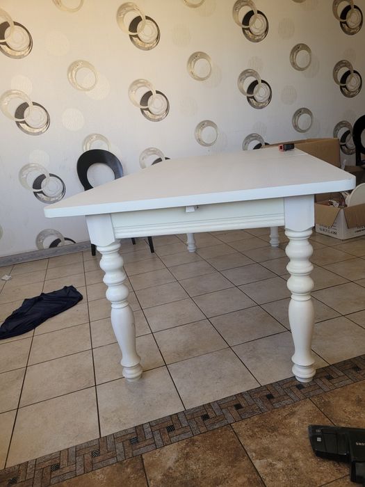 Продам большой белый стол.