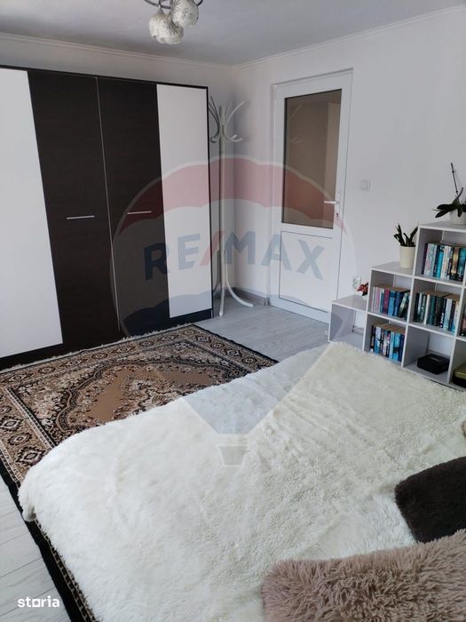 Casă individuală, teren 3275 mp, 6 camere, livadǎ cu pomi fructiferi