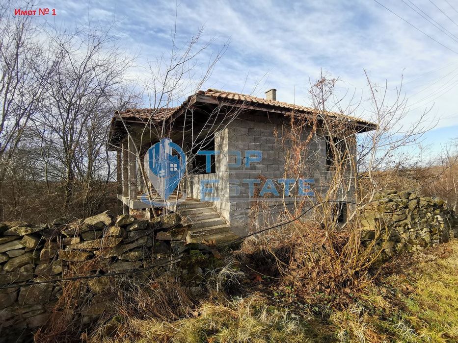Пет къщи и два парцела в село Кавлак, област Велико Търново