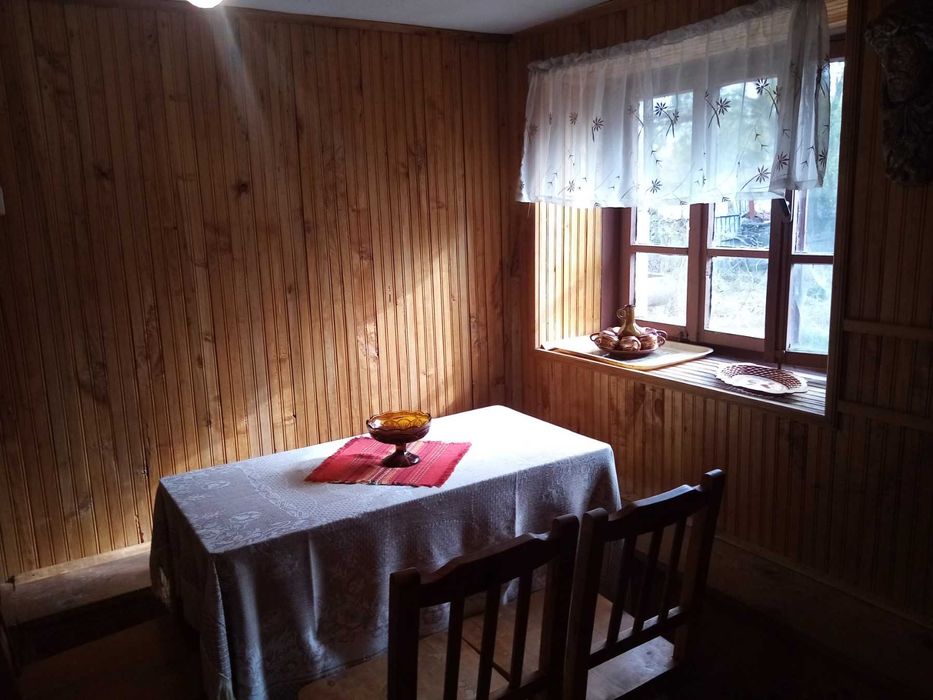 Двуетажна къща с двор