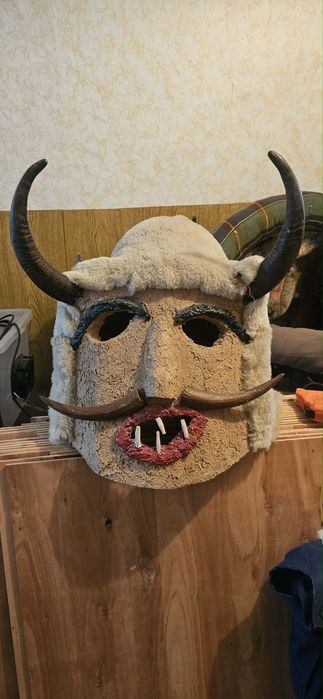 Продавам кукерска маска