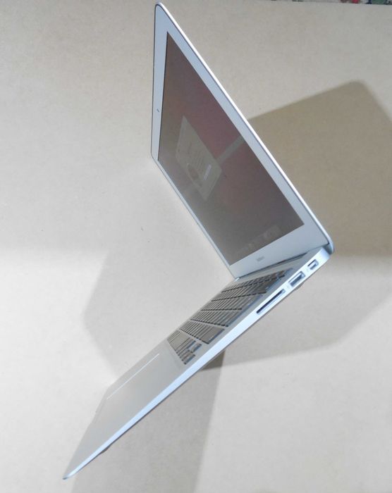 Vand laptop A1466 Macbook Air 2015 13 inch 4GB SSD 128GB baterie 8 ore astect ca nou