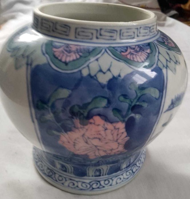 Vază sau un borcan de ghimbir (ginger jar) din porțelan