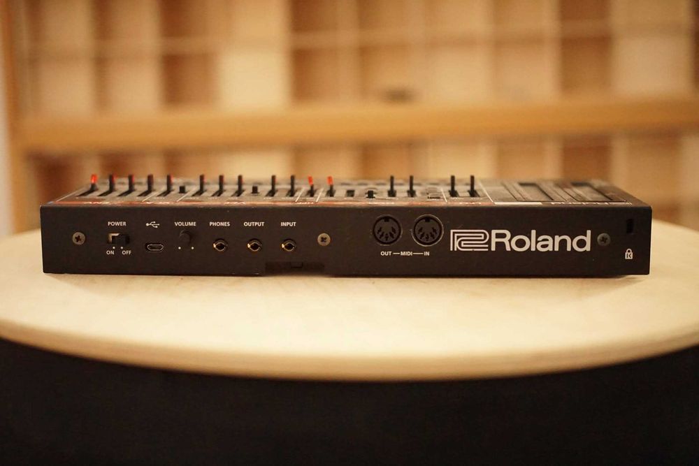 Sintetizator Roland JU-06
