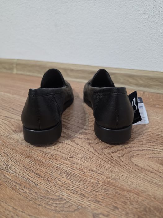 Vând pantofi damă Caprice din piele naturală, model slip-on, mărime 36
Descriere: