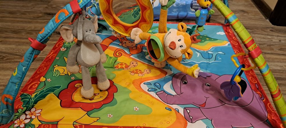 Бебешки неща- сух басейн с топки/музикална гимнастика