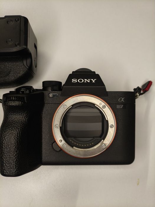 Sony Alpha A7M4 Body + Batterygrip