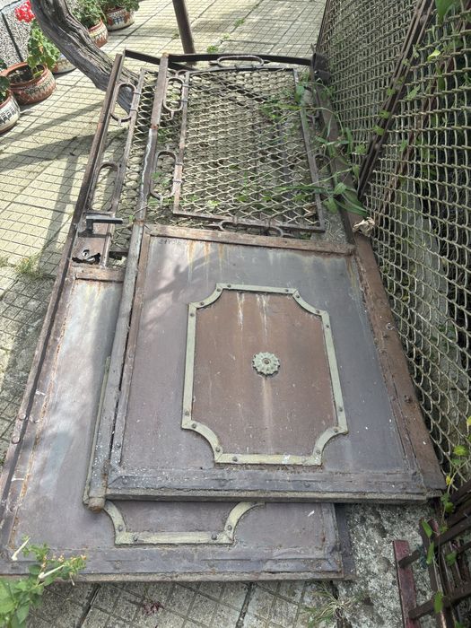 Външна входна врата и ограда