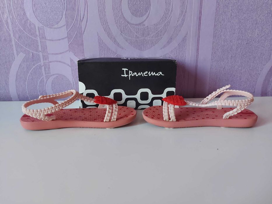 Сандали Nike - размер 25 и Ipanema - размер 25/26