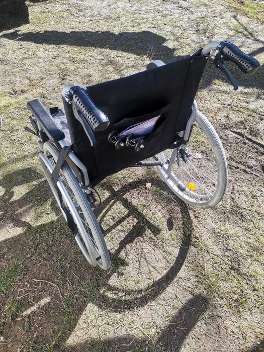 Scaun rulant cu acționare manuală pentru persoane cu probleme de deplasare