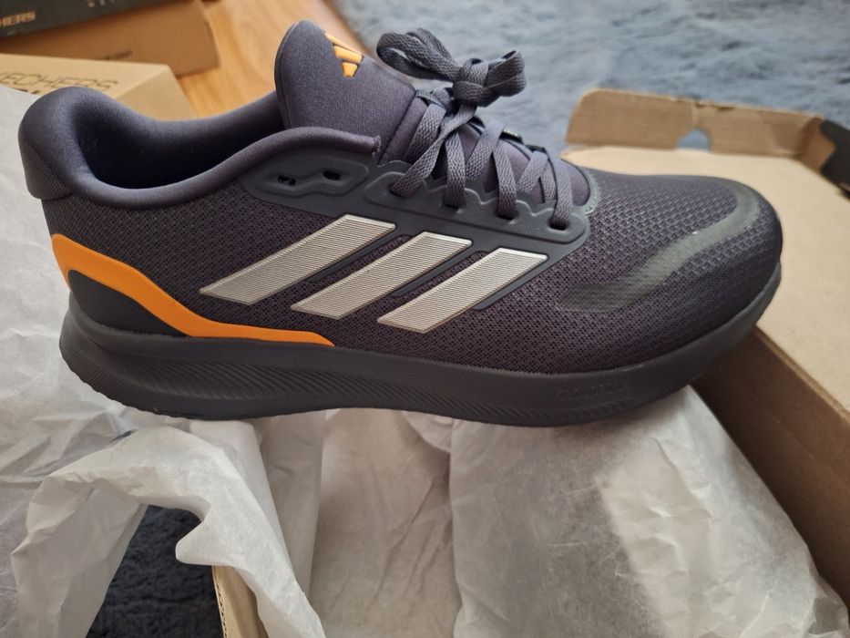 Adidasi adidas si skechers