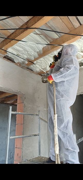 Spuma PU poliuretanica acoperiș izolație termica