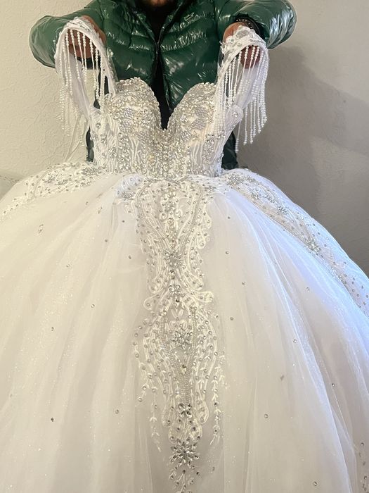 Vând rochie de mireasă nefolosită ,preț-2.000 negociabil
