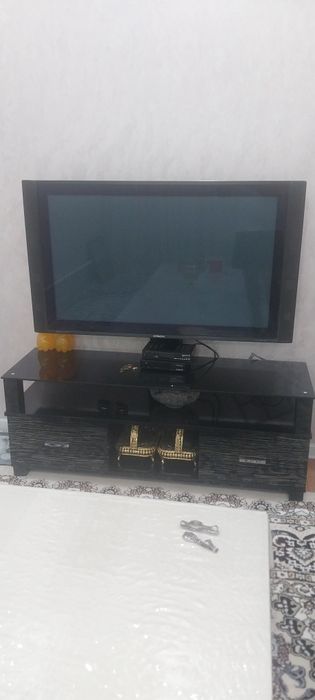 HITACHI б/у улкен телевизор сатылады.Подставкасы бар.Отау тюнерьи бар.