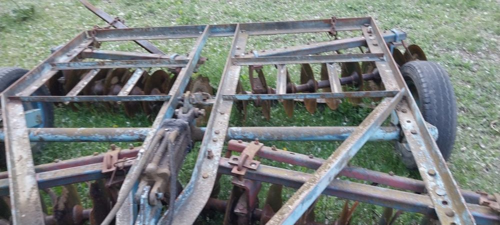 Semanatoare porumb SPC 6, disc și cultivator