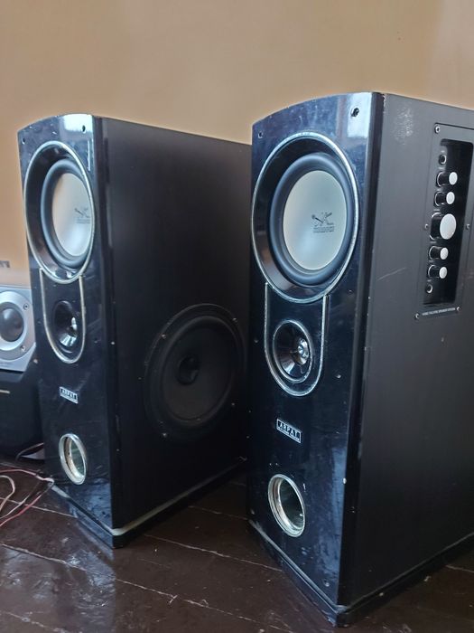 Колонки с с встроенным усилителем.