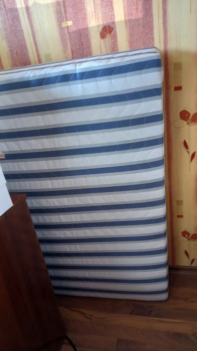 Продавам еднолицев матрак