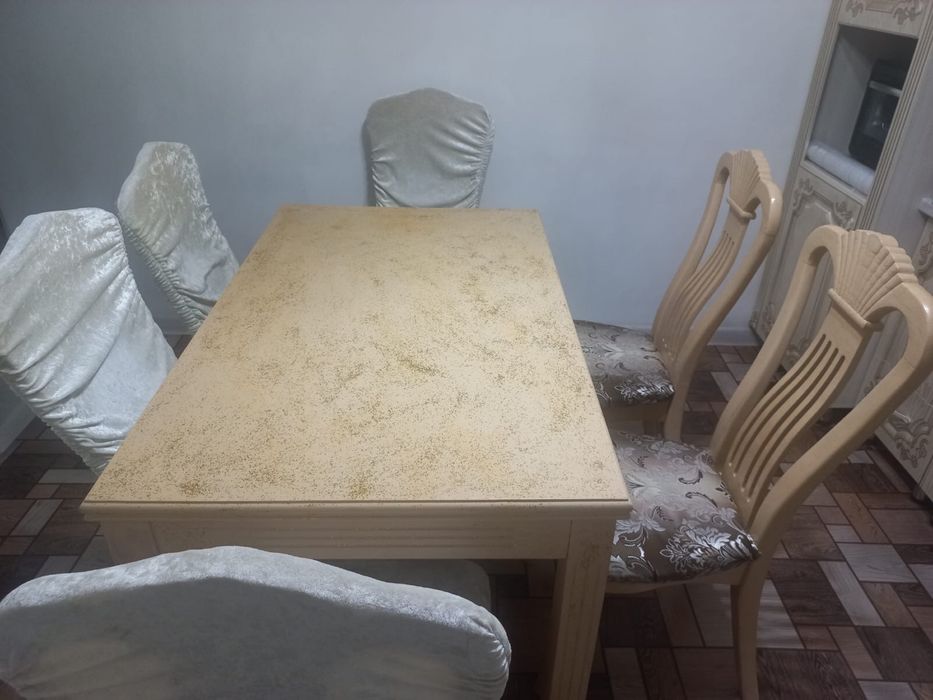 Стол и стулья для кухни или гостинной