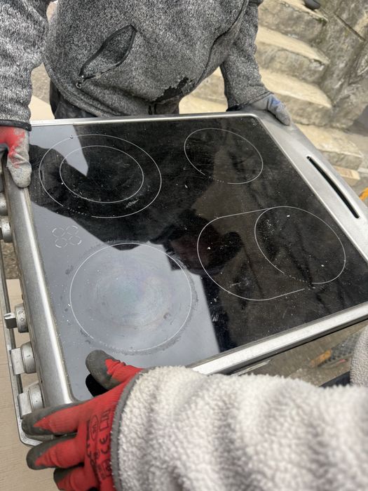 Aragaz Hansa cu plită vitroceramică și cuptor electric