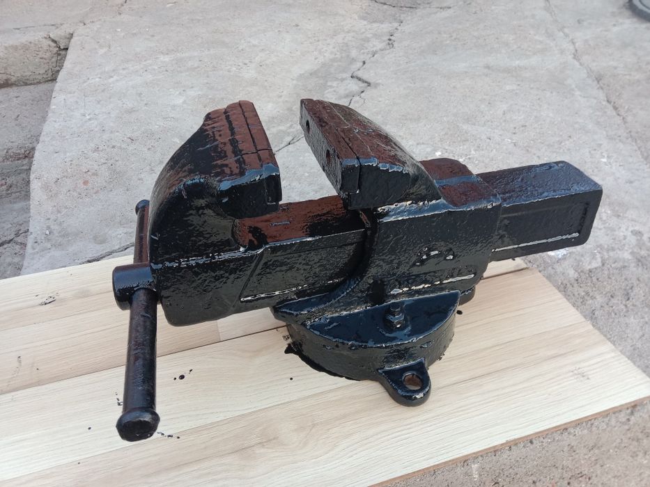 Тиски слесарные.