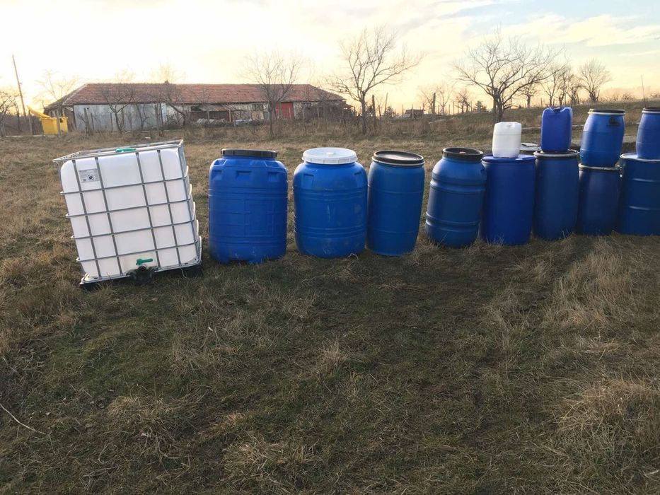 Продавам на едро и дребно пластмасови цистерни и бидони.