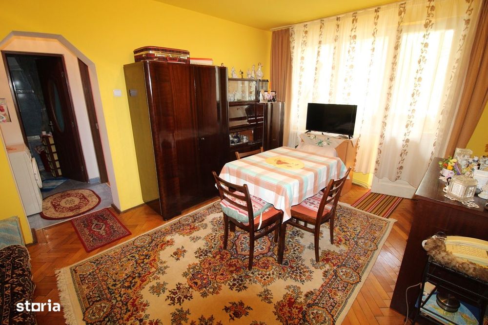 Vând apartament 3 camere în Hunedoara, zona Micro3-Profi, etaj 2..