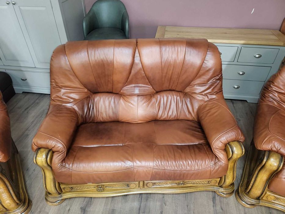 Кафяв комплект дивани тройка,двойка и фотьойл от естествена кожа и дъб