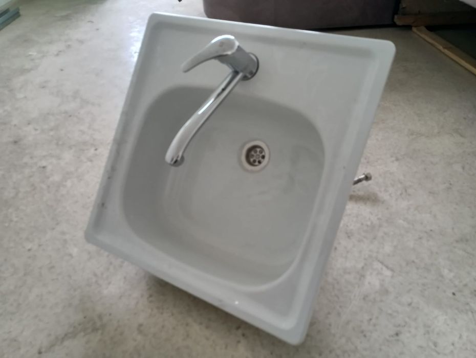 Продам раковину с краном