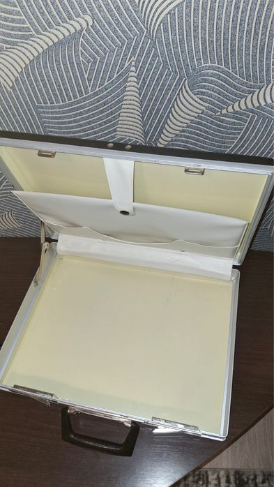 Дипломат (кейс/портфель) б/у