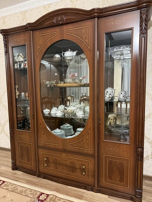 Срочно продается сервант с комодом