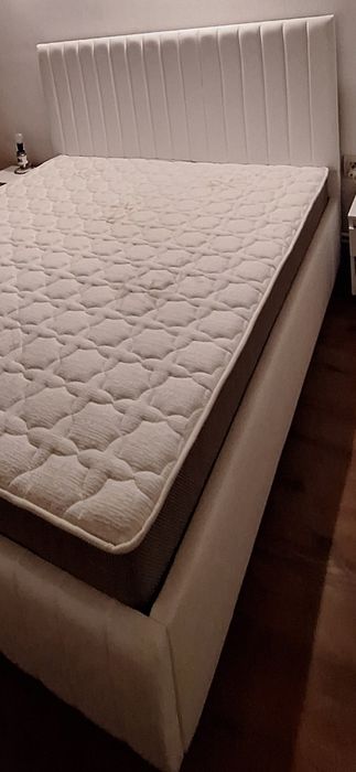 Pat tapitat cu tăblia înaltă și saltea 160x200