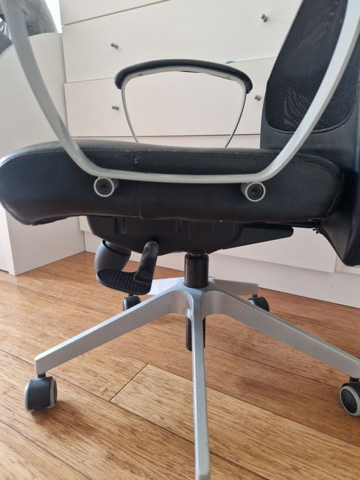 Въртящ се офис стол с две степени на нагласяне (височина и наклон)