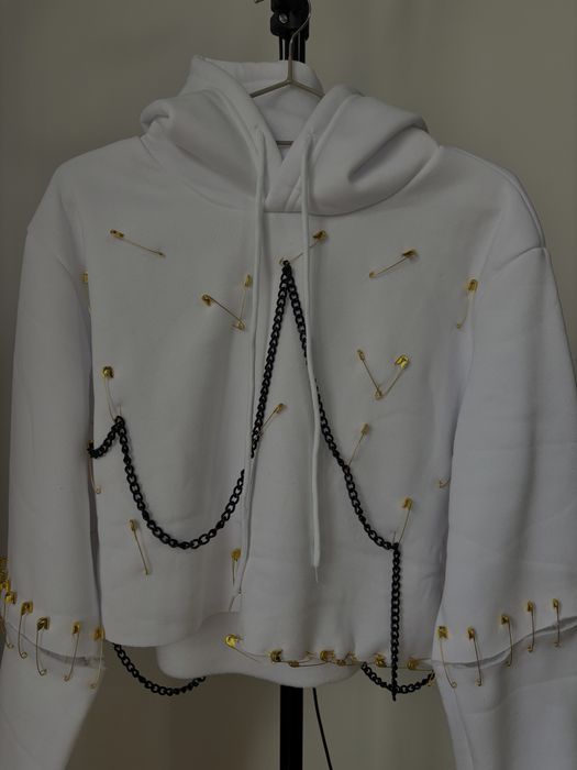 Hanorac personalizat cu detalii metalice si lanturi!