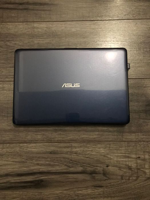 Vând notebook Asus, impecabil si geantă laptop hardcase,nouă.