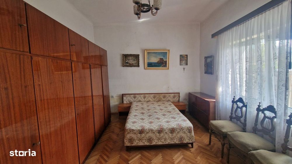 Casă rezidențială din cărămidă cu garaj, pivniță si curte privată
