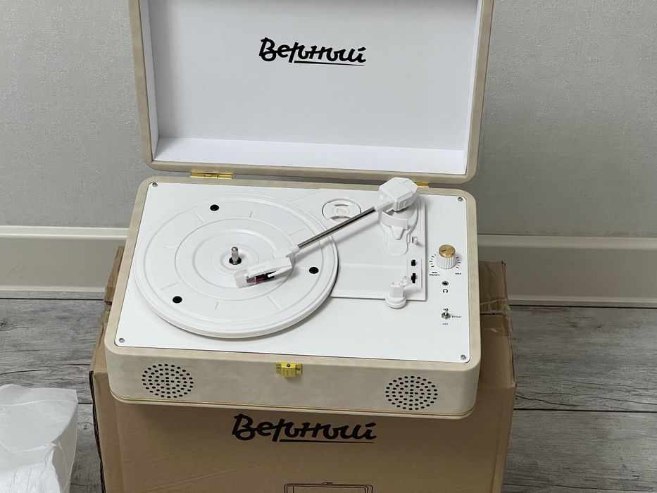 Виниловый проигрыватель “ВЕРНЫЙ SATURN”