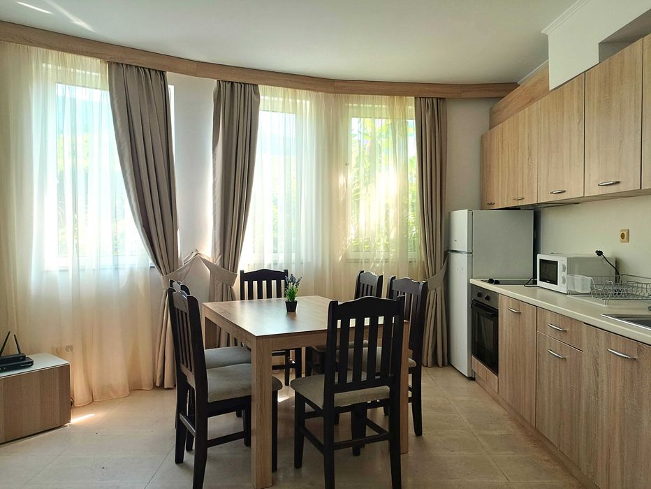 ТОП НАЕМ /  Голям тристаен на първа линия, с басейн и паркомясто, Б03