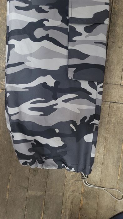 Pantaloni diferite modele