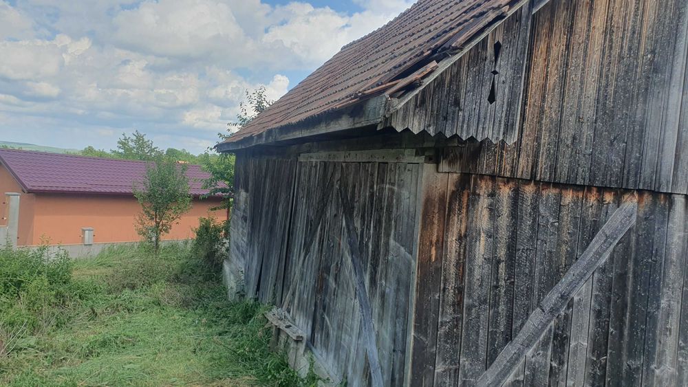Vind teren intravilan sau extravilan Cacova Ierii