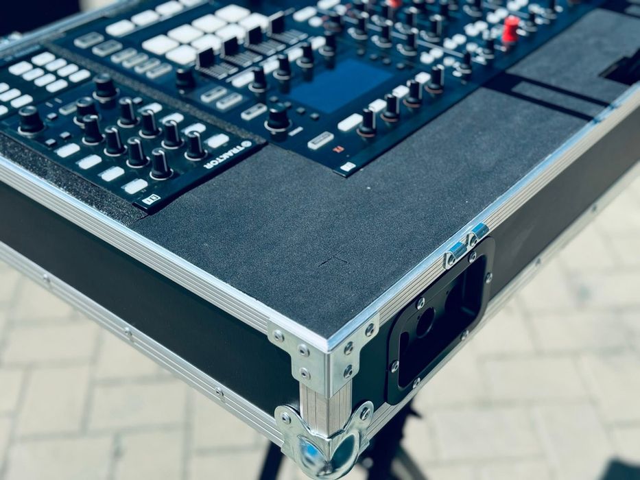 Traktor S8 X1 Mk2 si flightcase dedicat setup DJ Consola