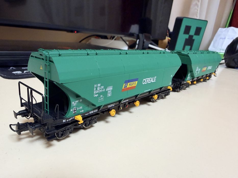 Vand doua seturi de Vagoane Cereale H0 CFR Marfa