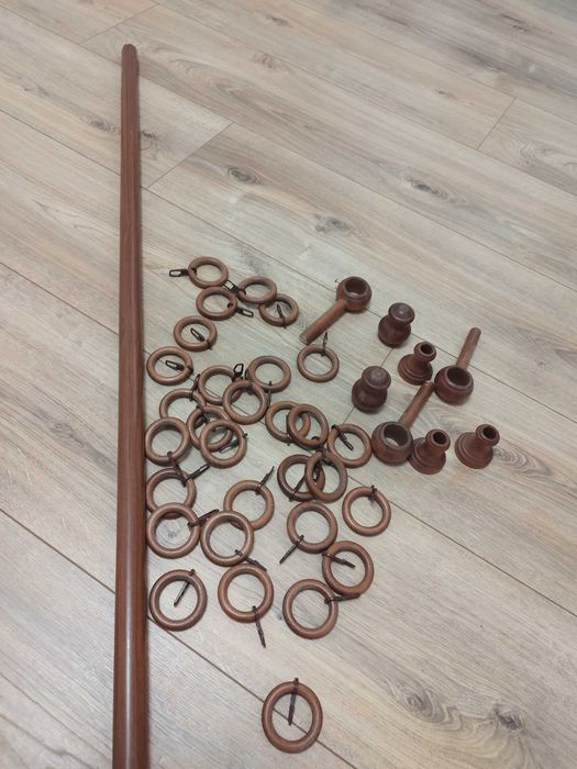 Корниз за перде и таванен простор.